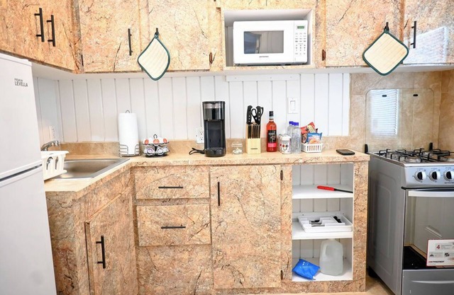 Centrally located 1 Bedroom Cozy Apartment with WiFi, AC and Wine