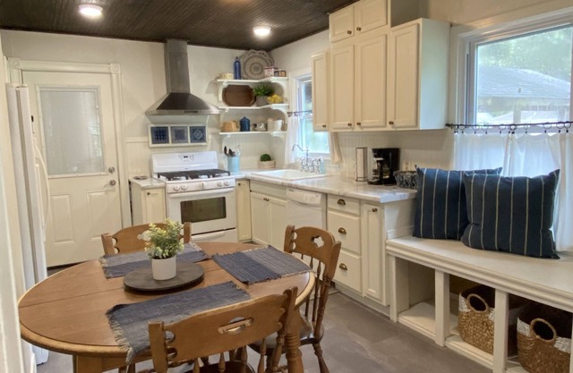 Charming 2/1 Centrally located and close to ULM! Pet Friendly!