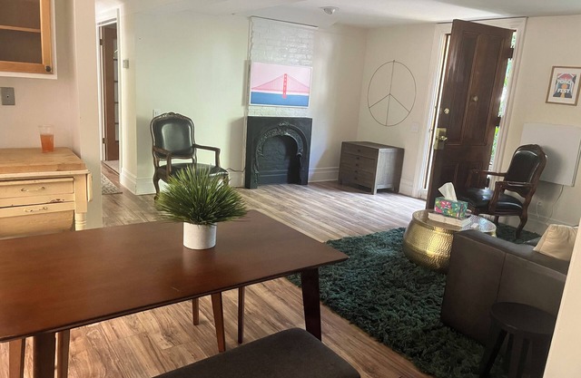 Charming 2.5 bedroom 1 bath house with AC, WiFi in peaceful San Rafael