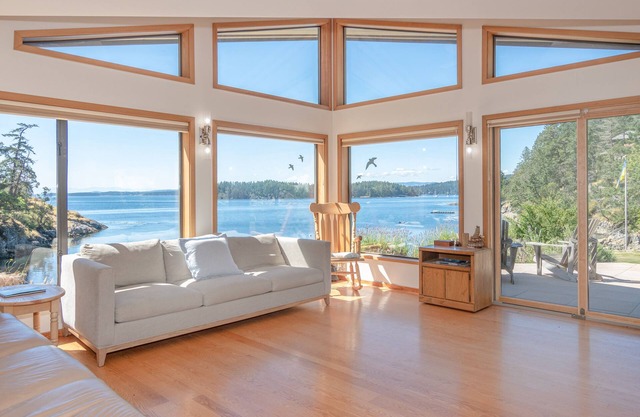 Charming 2-bedroom cottage on Salt Spring Island with ocean view patio.