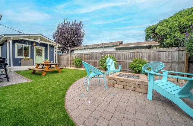 Charming 2 BDR Seaside Cottage – 5 Min to Beach!