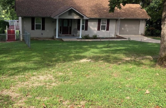 Charming 2-bdrm house with AC, WiFi in Cherokee Village with amazing river views