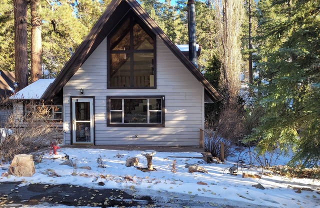 Charming 2-bdrm cabin in Fawnskin, with Wifi & just a 5 minute walk to the lake