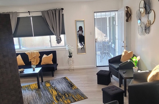 Charming 2-bdrm duplex in Sacramento with AC, WiFi parking. remodeled unit