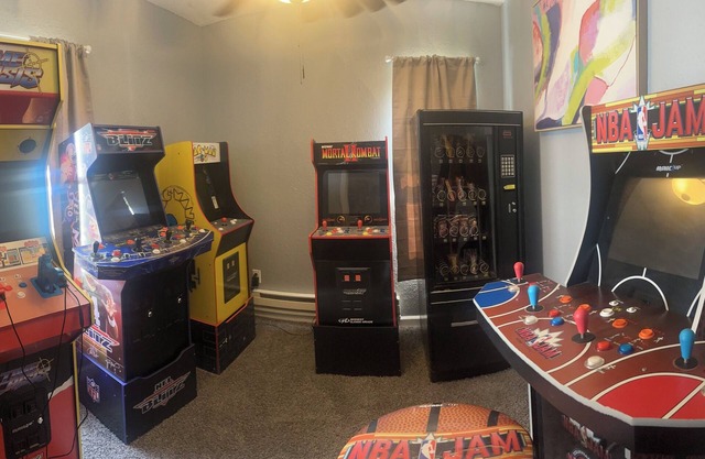 Charming 2-bdrm house w WiFi, game room, & outdoor fire pit in Bay City