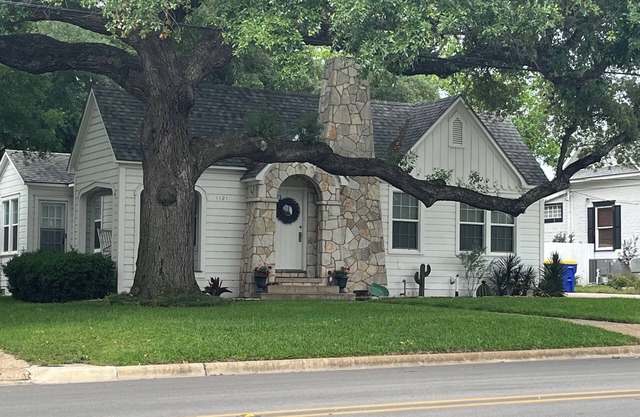 Charming 2-bdrm house walking distance from historic downtown w/ WiFi & HVAC.