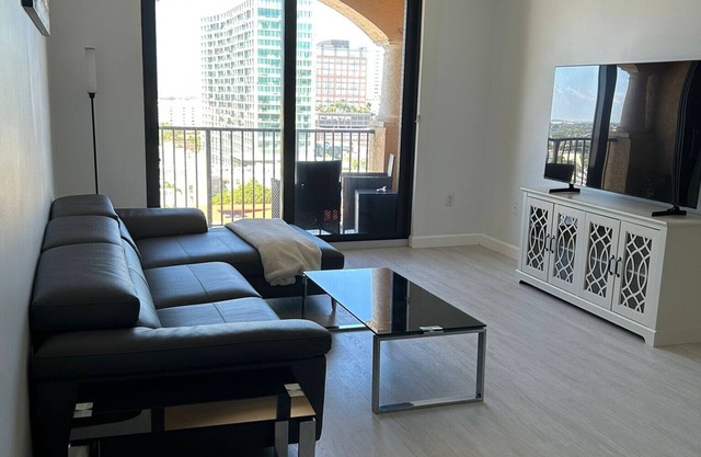 Charming 2-BDRM 2-BA PENTHOUSE TOP FLOOR condo in Downtown West Palm Beach, pkng