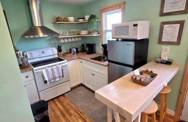 Charming 2-bedroom cottage with AC and WiFi in delightful Saint Peters Bay