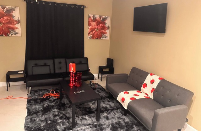 Charming 2-bedroom house in Pleasant North Miami Beach with AC