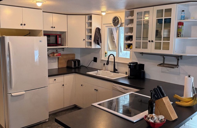 Charming 2-bedroom cabin, bordering forest WiFi and Hot Tub in Star Valley Ranch