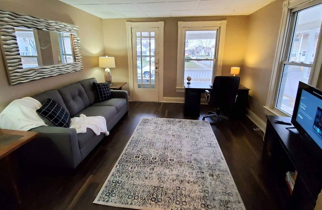 Charming 2 bed/1 bath unit, quiet neighborhood *Extended Stay*