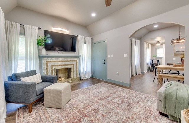 Charming 2 bed/1 bath Tudor - Near Plaza & Midtown