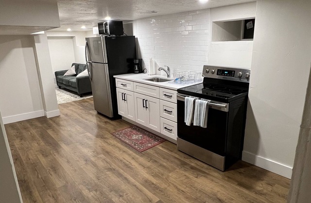 Charming 2 bed 1 bathroom in heart of SLC. Perfect in every way for your stay!