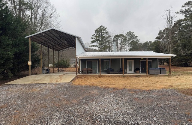 Charming 2-bed 2-bath cabin with views of Lake Guntersville from every room.
