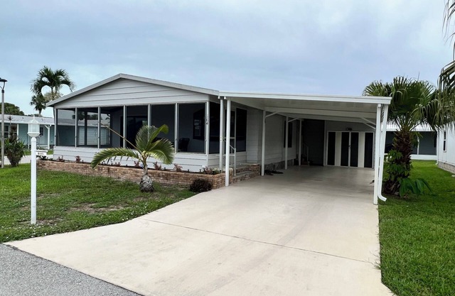 Charming 2-bed 2-bath fully remodeled mobile home in Naples near Marco Island.
