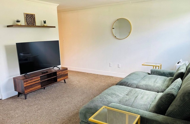 Charming 2 Bed Apartment by Ann Arbor