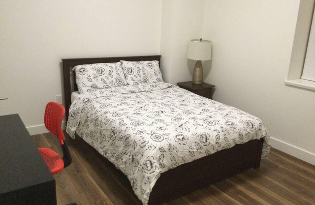 Charming 2 bedroom Lynn Valley Suit/5 mins walk to village and transit