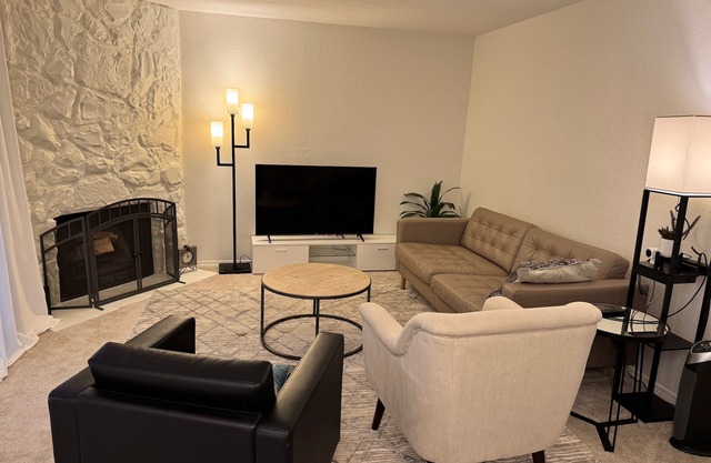 Charming 2-Bed Condo in Juanita: Enjoy Trails, Parks, and Beaches Nearby