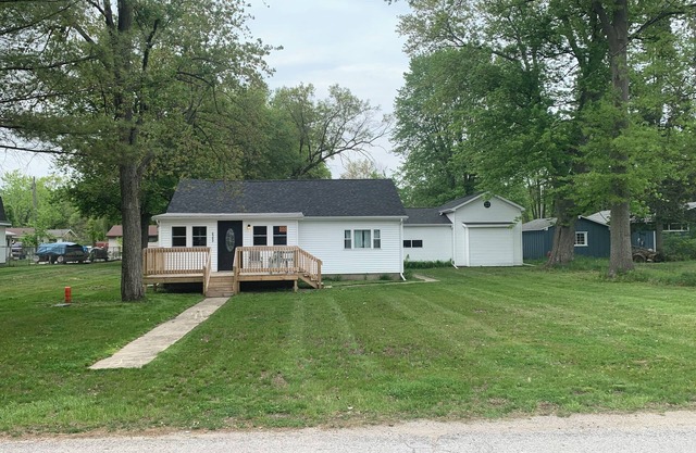 Charming 2-bedroom cottage on Bass Lake with access to beach and boat launch.