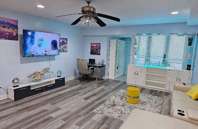 Charming 2-bedroom condo in beautiful Chicago with WiFi, AC, and private parking