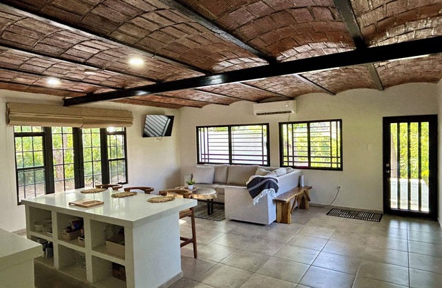 Charming 2-bedroom house with WiFi, AC in fantastic Playa Platanitos
