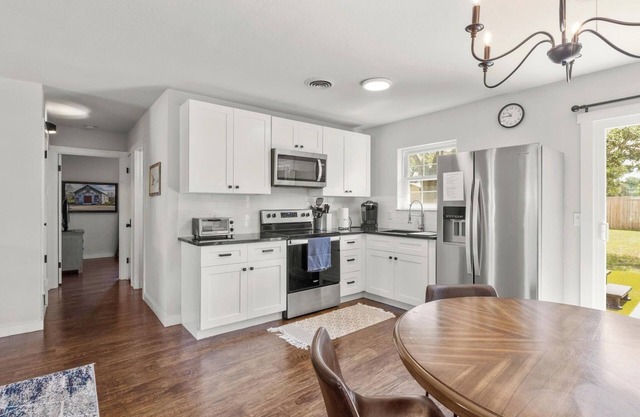Charming 2-bedroom house + Guest House. Walk to Donwntown Dripping Springs w/SPA