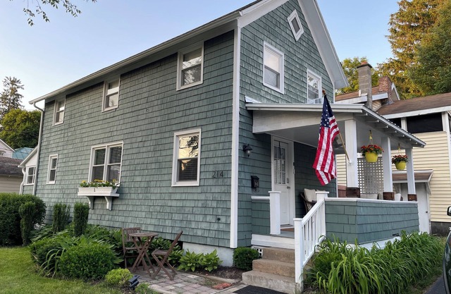 Charming 2-bedroom house just steps to racetrack