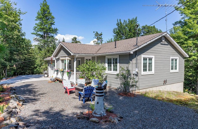 Charming 2-bedroom cottage located near Sandy Point Beach.