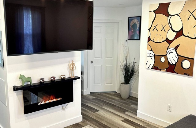 Charming 2-bedroom apartment with AC, WiFi minutes away from DowntownProvidence