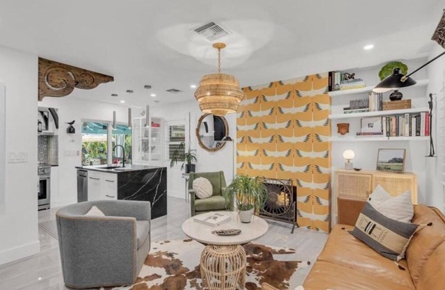 Charming 2-bedroom bungalow in welcoming Fort Lauderdale with AC, WiFi