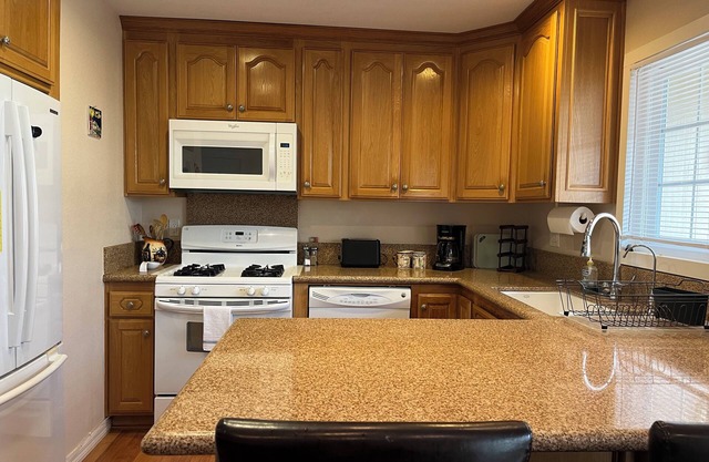 Charming 2-bedrm. cottage 5 min from the beach! Mid-term Rental-30 day min.