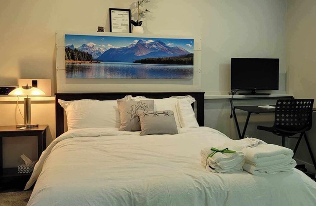 Charming 2-bedroom bed & breakfast in Port Coquitlam with AC, WiFi