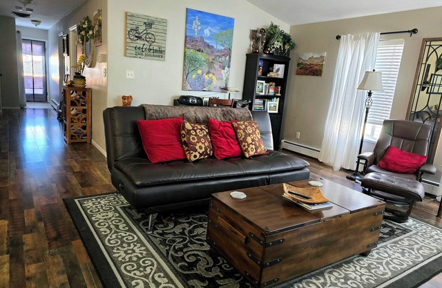 Charming 2-bedroom townhome in lovely Grand Junction with WiFi, AC
