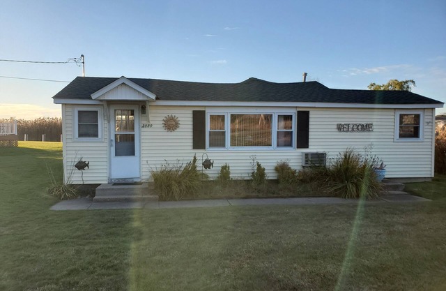 Charming 2-bedroom cottage with WiFi, AC on a peaceful Harsens Island canal.