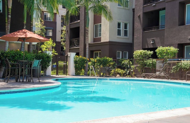 Charming 2-bedroom apartment with AC, WiFi in delightful Marina del Rey