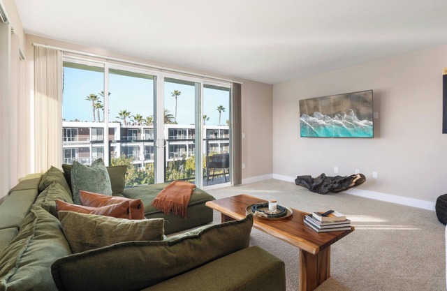 Charming 2-bedroom apartment with fitness room, WiFi in Marina del Rey