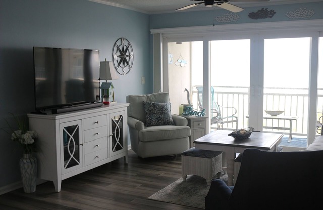 Charming 2-bedroom condo in peaceful Murrells Inlet with WiFi and pool.