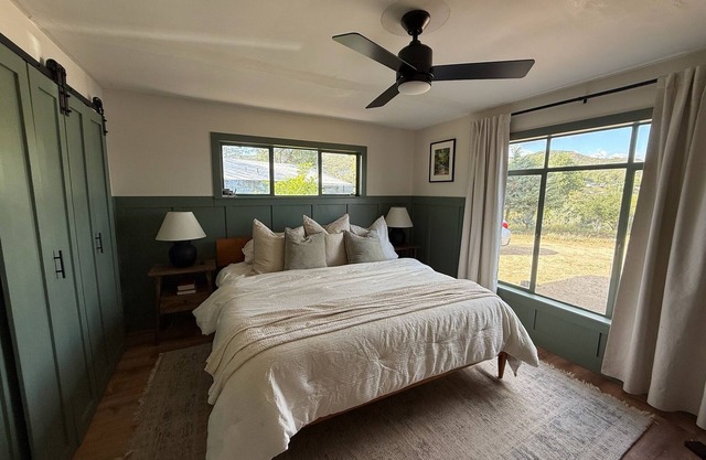 Charming 2 bedroom house - mountain views, AC, close to vineyards