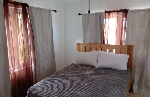 Charming 2-bedroom apartment on Crockett Drive/Roderick Corner