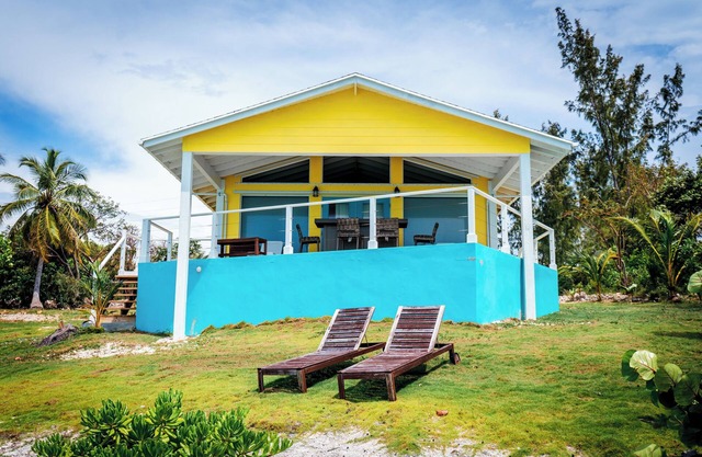 Charming 2-bedroom house with AC, WiFi in delightful Russell Island