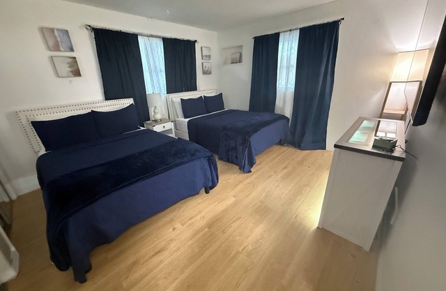 Charming 2-bedroom house with WiFi, AC in superb Beverly Hills