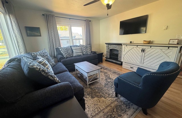 Charming 2-bedroom in Gorgeous downtown Coeur d'Alene. 1.3 Miles to Beach!