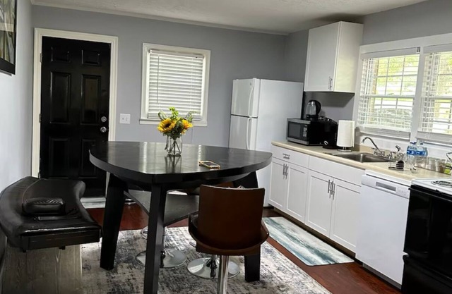 Charming 2-bedroom house in peaceful Lawrenceville with WiFi, AC