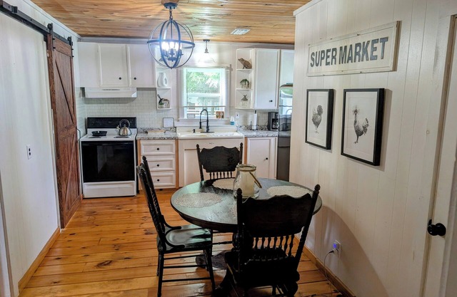 Charming 2-bedroom house with AC, WiFi; Blue Roof on Jackson Street