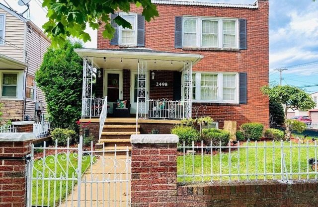 Charming 2-bedroom house in enchanting Niagara Falls NY with AC, WiFi