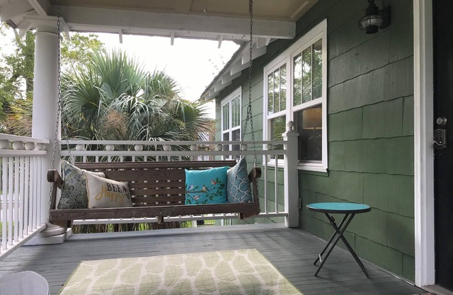 Above It All Charming 2-bedroom apartment in Ocean Springs with WiFi and AC