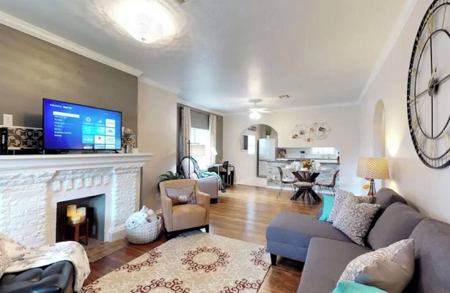 Charming 2-bedroom bungalow in OKC by Fairgrounds! WiFi and King Bed!