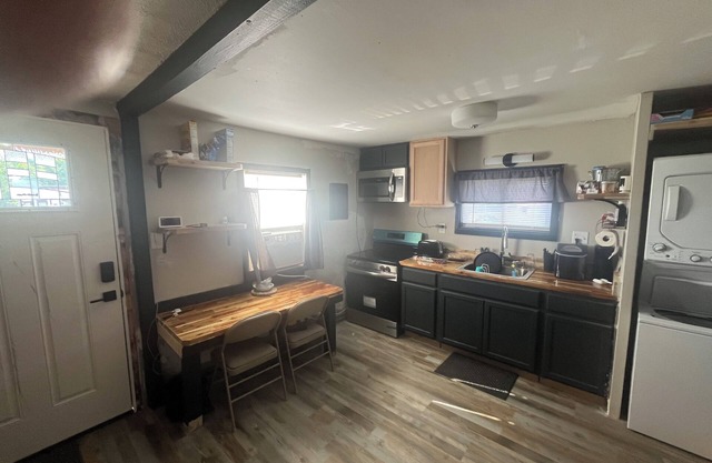 Charming 2-bedroom cottage in quaint Schuylerville with WiFi, AC