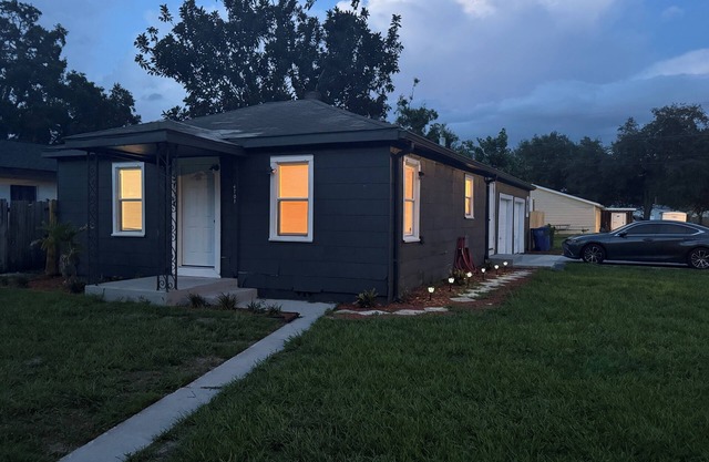 Charming 2-bedroom Bungalow close to downtown St. Petersburg