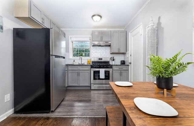 Charming 2-bedroom apartment with WiFi, AC in pleasant West Hartford